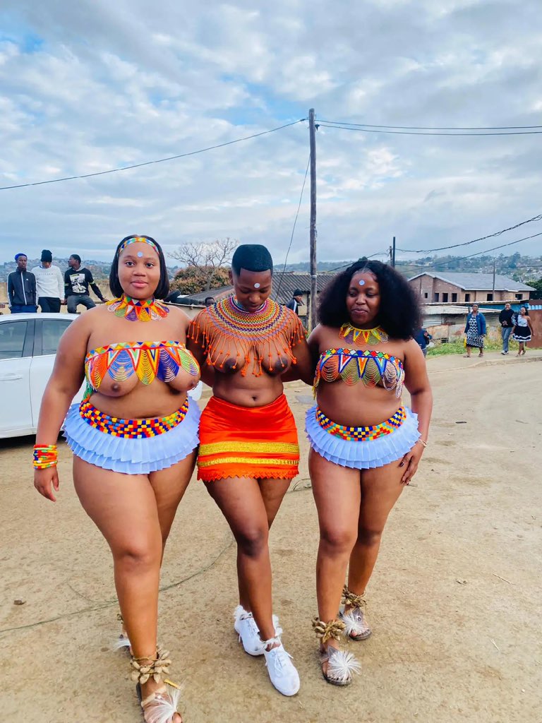 chapps_h's tweet image. In the Zulu Culture in South Africa virginity is highly treasured before marriage and that white dot in her forehead means she&apos;s a virgin.
👇🏼❤️🇿🇦