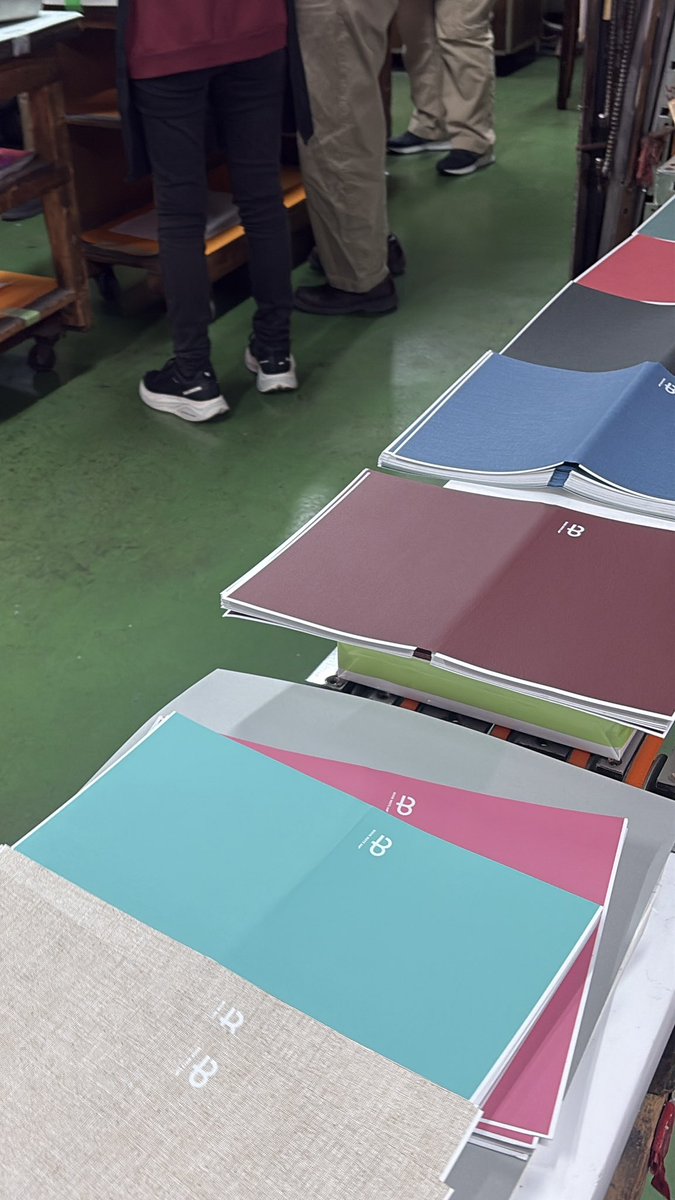 booknote_tokyo's tweet image. ワークショップ用に用意した限定色のBOOK NOTE の表紙。
眺めていたら気がついた…

「来年は発売から10周年だ！」

何か企画考えなくちゃ！！
ワクワク☺️
#booknote