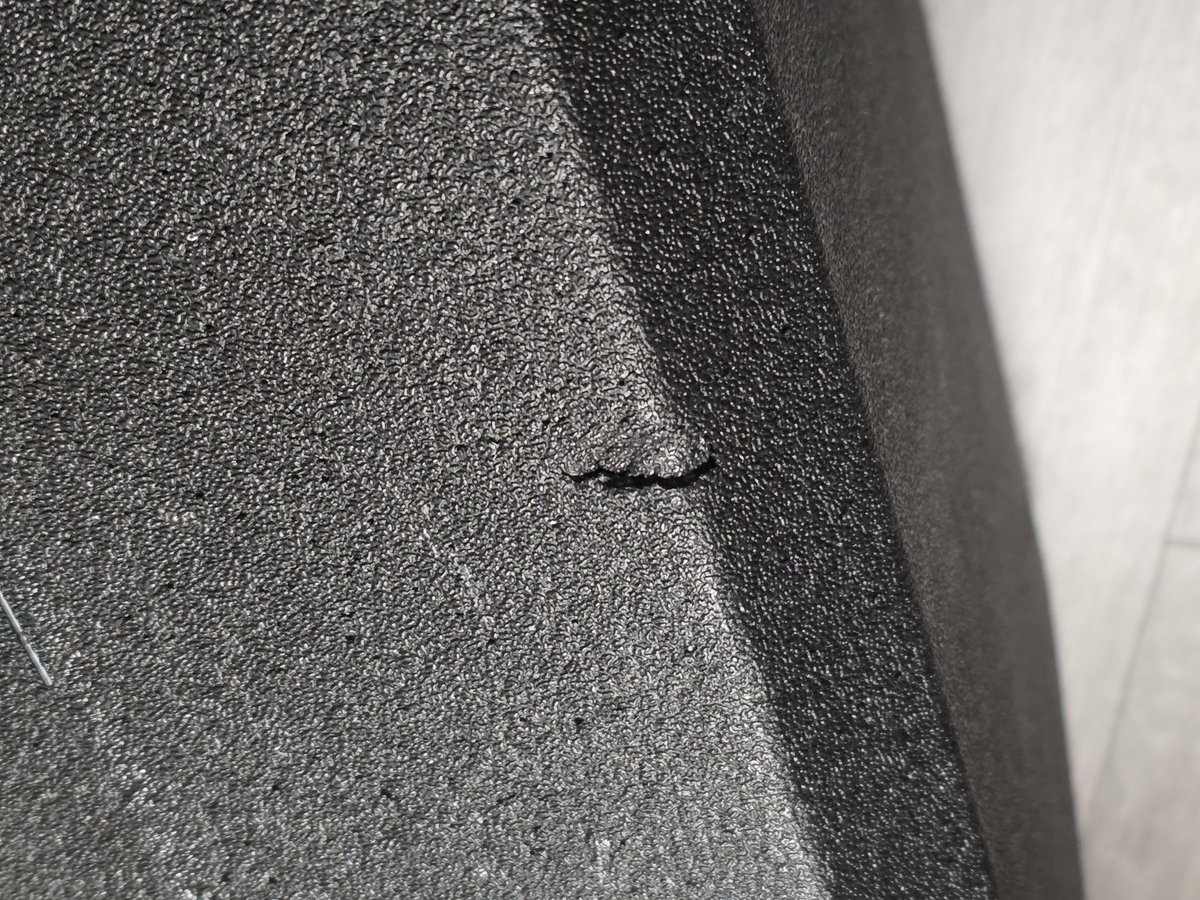 Ko_simracing's tweet photo. 茶色の段ボールに穴空いててもしかしたらと思ったら案の定、中のハードケースにも傷が入ってるフェデックスかゆうちょのどっちだ https://t.co/Yud1kLiNm2