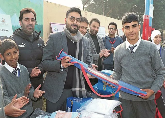 Mantash56627002's tweet image. DC Srinagar Akshay Labroo visits Palaash &amp;amp; Pareesha Children Homes, inaugurates cricket net &amp;amp; volleyball court, and distributes sports gear. Assures continued support for the growth, health &amp;amp; development of all children.
#Srinagar #ChildDevelopment #SportsForAll #Kalamkaval 
WION