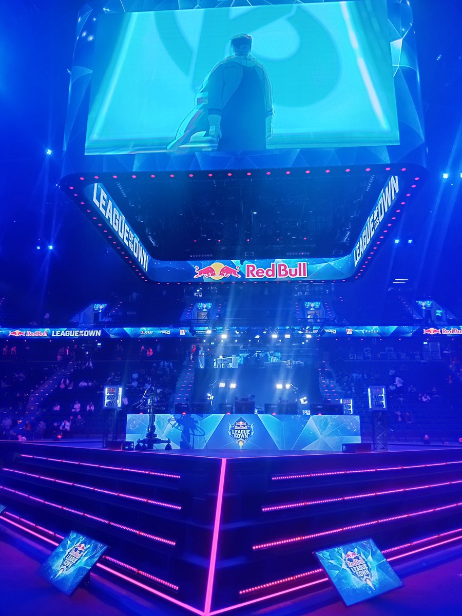 Dieses Wochenende als Tournament Admin für <a href="/redbullgaming/">Red Bull Gaming</a> League of its own im Einsatz.

Tests waren erfolgreich, Vorbereitungen sind abgeschlossen. In einer Stunde geht es im auf dieser schönen Bühne los! 💪