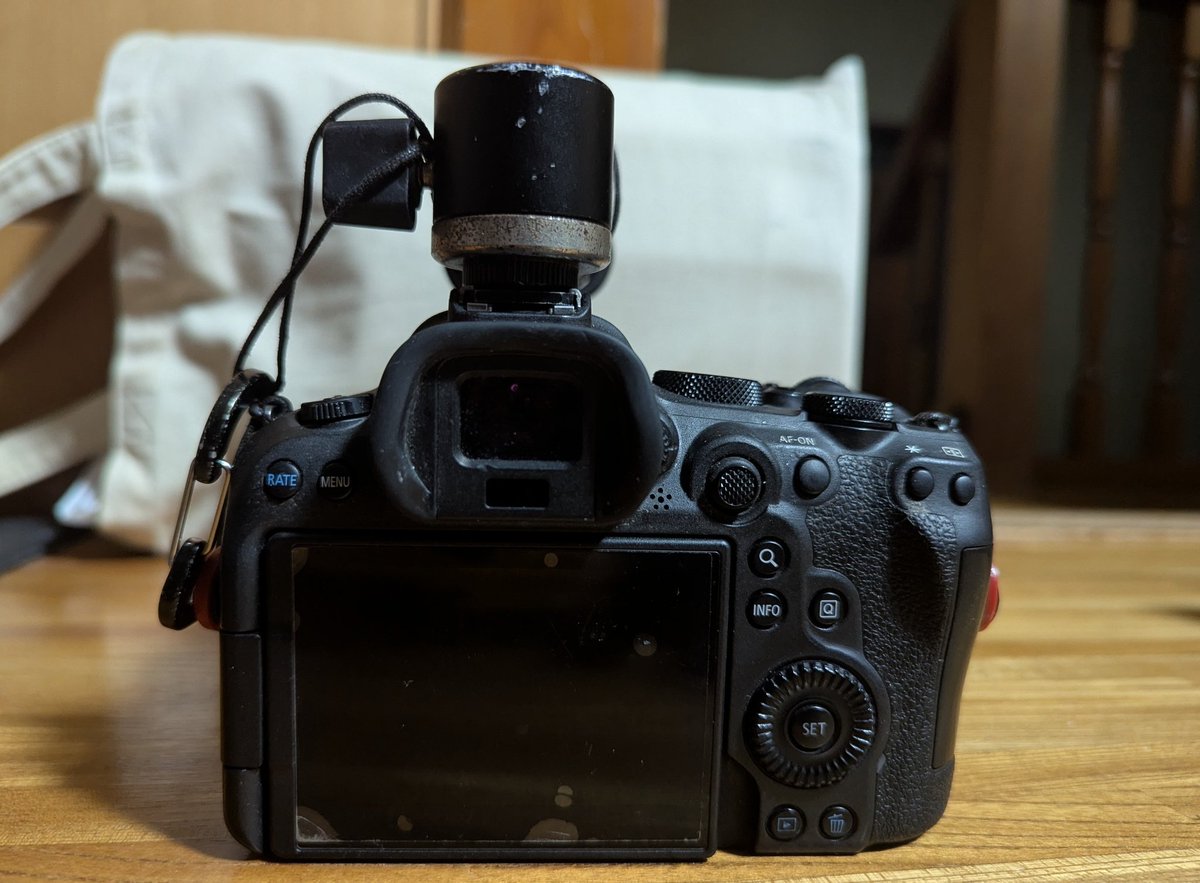 OHL_ch's tweet image. カメラ上のスマホは後ろの人の迷惑だし、ましてや片手カメラ片手スマホは危険（普通に落とすし手ブレする）なので、現状写真と動画を一緒に撮るには&quot;DJI OSMO POCKETをカメラに付ける&quot;がベストチョイスだと思います（高さ3cmぐらいで被写体をトラッキングすれば自動で追いかけてくれる）