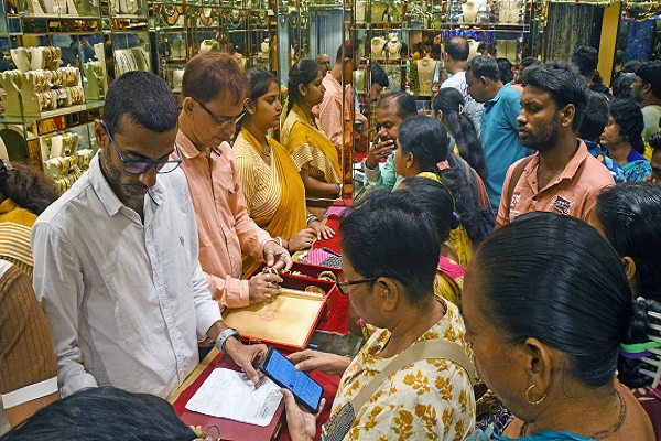 InvGurInd's tweet image. Gold sees notable rally amid rising expectations of US Fed rate cut

investmentguruindia.com/newsdetail/gol…

 #Gold #Commodity @federalreserve @BankofAmerica @IBJA1919 #Investmentguruindia