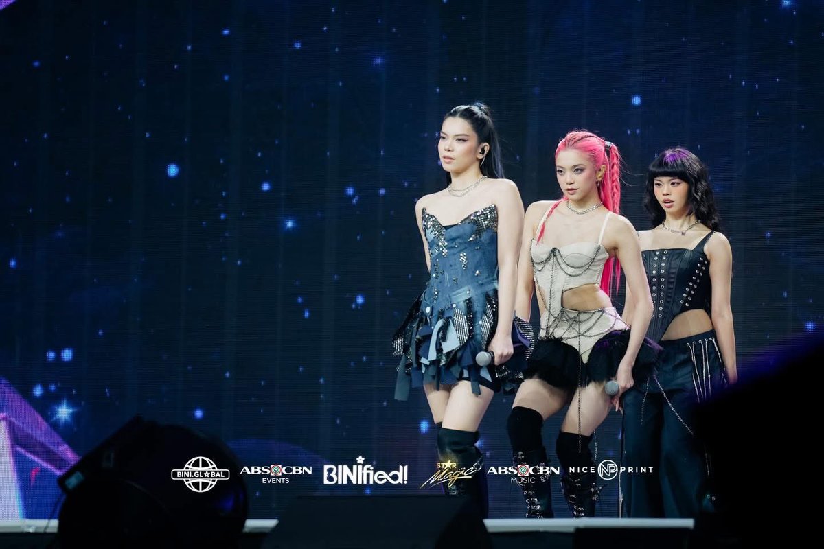 DNATrendsetters's tweet photo. Congratulations #DNA for absolutely slaying their preshow performance at #BINIFIED! You truly set the stage on fire! 🔥

📸 @niceprintphoto

#BINI #BINIFIEDPHArena #TatakStarMagic #StarMagic https://t.co/hojVWH4prj
