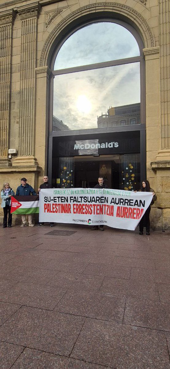 Volvemos a la calles. 
El #GenocidioEnGaza continúa, no hay ni paz, ni alimentos, ni sanidad, ni vida. 
Ha sido una gran mentira.
#Boicot total, desinversión y sanciones a Israel ya!!!
#PalestinaAskatu 
#StopGenocideInGaza
