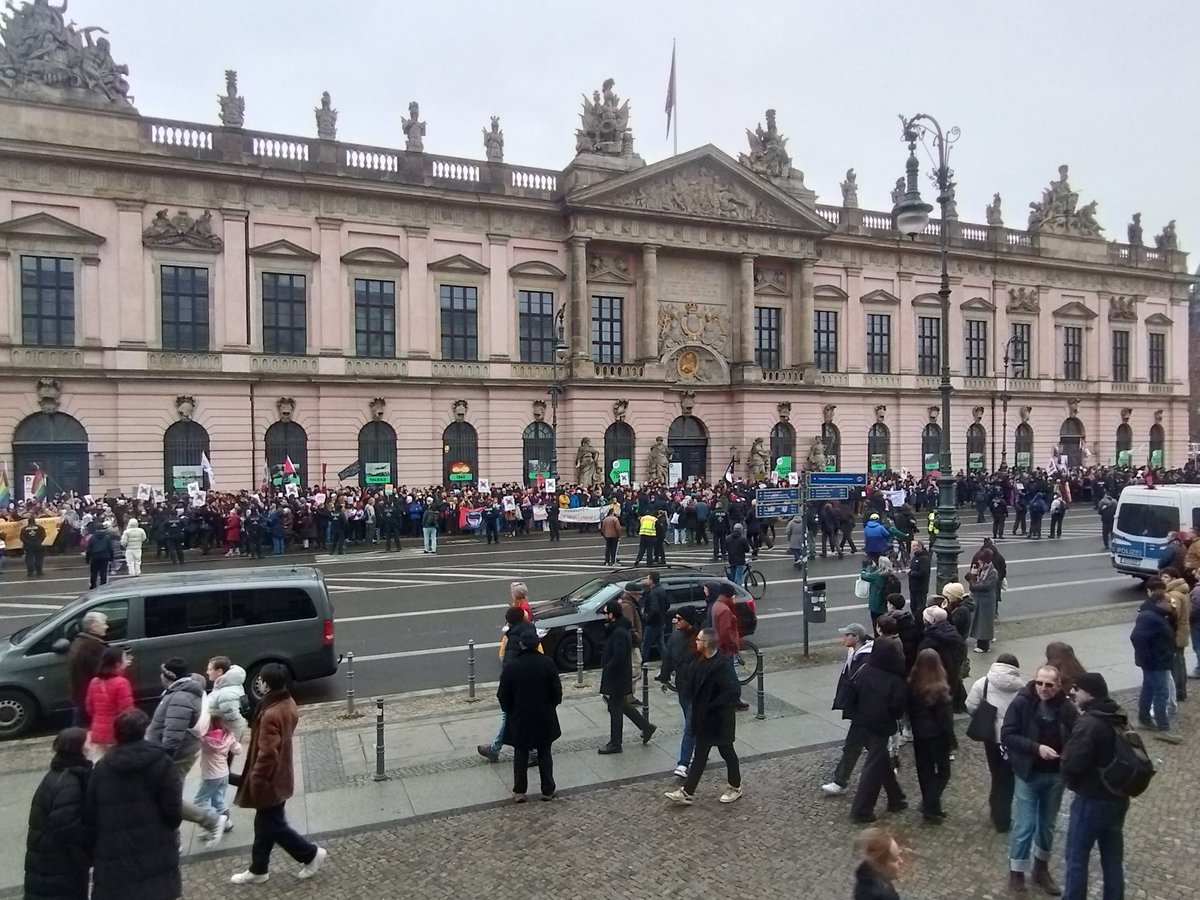 Geradedenken1's tweet image. Während in #Giessen tausende Antifaschist*innen die Neugründung der AfD Jugendorga blockieren, stehen die zuhausegebliebenen stabil gegen eine rechte Demo in der Berliner Mitte. 

Bin fast ein bisschen überrascht, wie viele hier sind. 

#noAfD
#FCKNZS 
#b2911