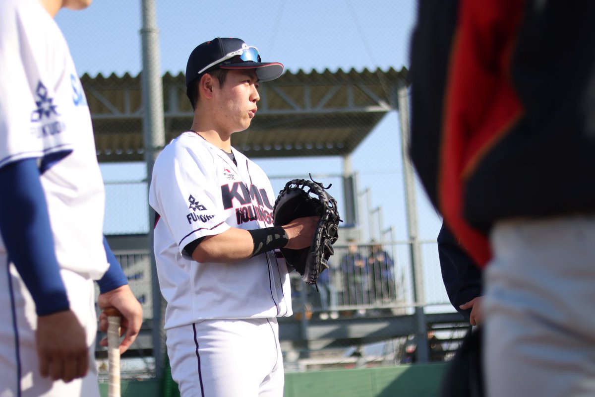 kmg_baseball's tweet photo. 社会人選抜チームには #林竜平 #平野航 #入江晴斗 の3名が参加し、九州六大学選抜チームと対戦しました。試合は3-3の引き分けで終了。試合後には福岡県高校生選抜チームの皆さんを対象に野球教室を行いました。 https://t.co/ttLJ7OVSvt