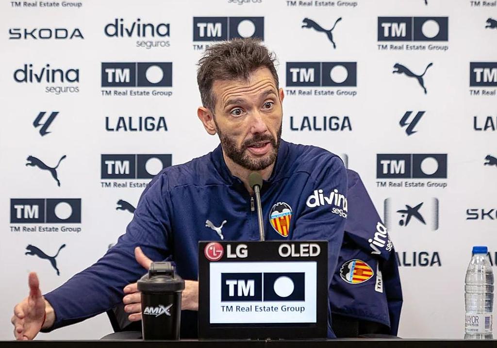 🦇 INFO #ValenciaCF

🚨 "Es una pena que no se cuide al aficionado que es la esencia del fútbol".

🗣 La crítica de Carlos Corberán por la hora del Valencia-Sevilla del domingo 7 de diciembre.

👉 Está programado para las 16:15 y coincide con el día del Maratón.

<a href="/elchiringuitotv/">El Chiringuito TV</a>