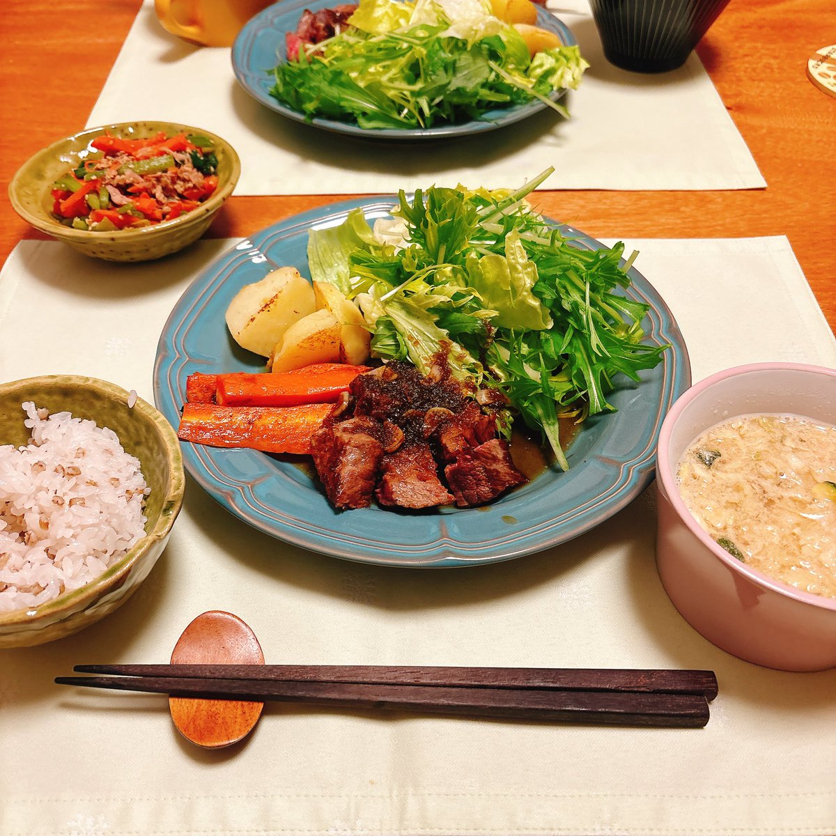 nikorieko's tweet photo. いい肉の日🥩
スーパーでちょっとお高めの牛肉買って、フォークとナイフでｶﾁｬｶﾁｬやるとうるさいから予めカットして、👶を寝かしつけてから……🤤
と思ったら起きちゃったので、このあと夫と交代ごうたいで寝かしつけてから食べた。笑
#おうちごはん
#夜ごはん https://t.co/MRA9rRAJ23