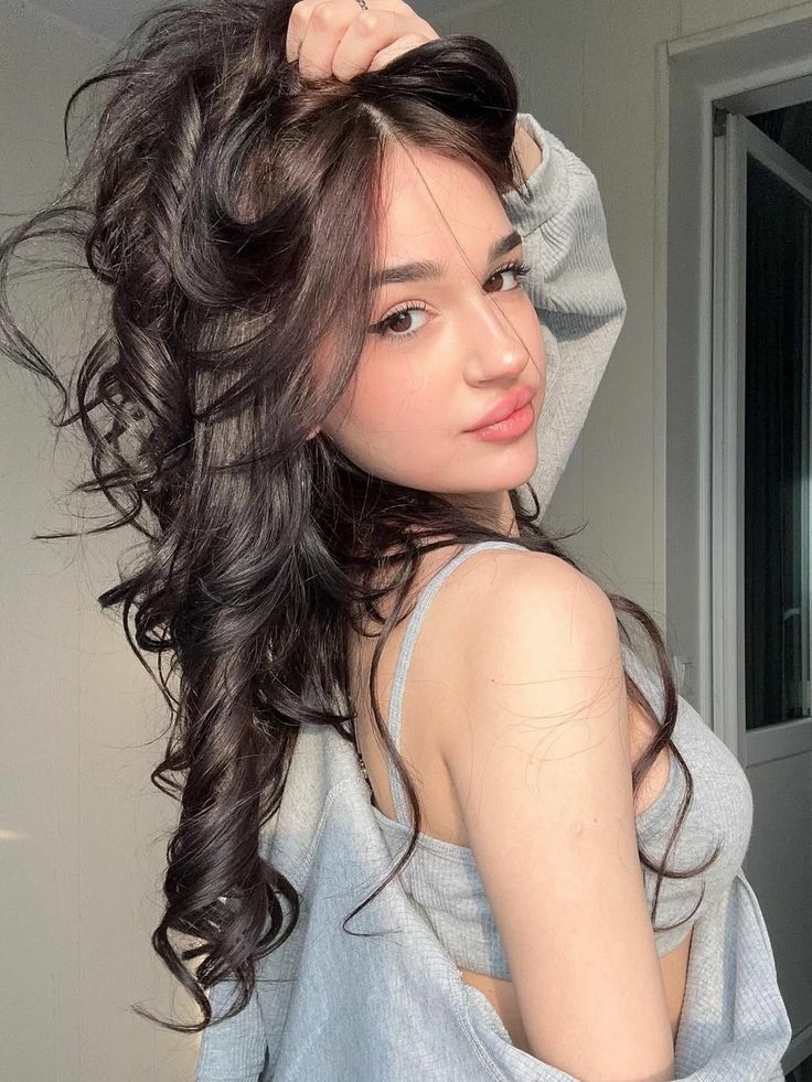 طال الغياب . . وطوّل سكوتك
وكتبتك بـ شعري ، عشان اقراك

وخلّيت " احلا ايامنا " تفوتك ؟
وتنسى وانا اللي ماقدرت انساك

العام ، كنت أغفى على صوتك 
واليوم ، صرت أسهر على ذكراك: