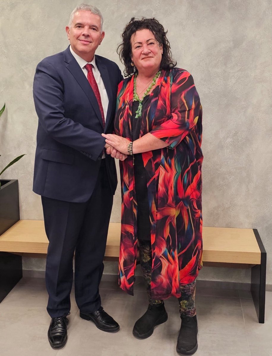 Ja maar door wie laten zij zich dan éénzijdig informeren? Dit is trouwens wel een heel innig ‘statieportret’ van hooitrol <a href="/lientje1967/">Caroline van der Plas</a> met de vorige ambassadeur van #ApartheidIsrael. Is ze al op de knieën gegaan voor de nieuwe? Ik vraag dit voor een vriend