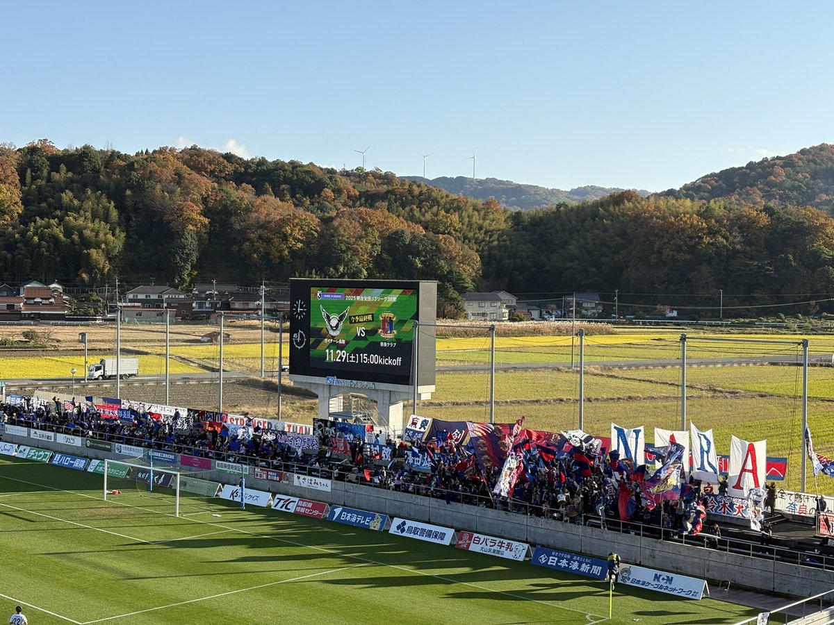 改めてクラブ公式からシーズン終了についてのご挨拶をさせていただきますが、こちらでも一言。

今シーズンは怪我人が非常に多く、何人かの選手たちが本来のポジションでプレーできない試合が続きましたが、最終節までプレーオフ進出の可能性を残せたことについて選手、スタッフたちを誇りに思います。