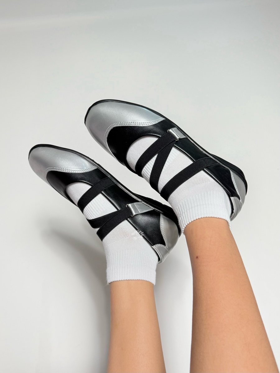 hooplaa_'s tweet photo. I SWEARRRR... THIS LOCAL BRAND FOOTWEAR IS BEYOND STYLISH &amp; SUPER COMFY😩❤️

100k                                vs                         500k https://t.co/ik8Uljpm8B