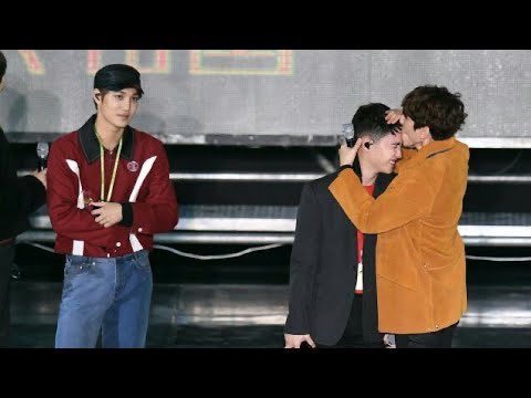 zkdlinsdks's tweet image. everytime Kyungsoo tries to do fanservice with someone else, Jongin is there wishing it was him instead. some things never change 🥹