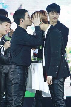 zkdlinsdks's tweet image. everytime Kyungsoo tries to do fanservice with someone else, Jongin is there wishing it was him instead. some things never change 🥹