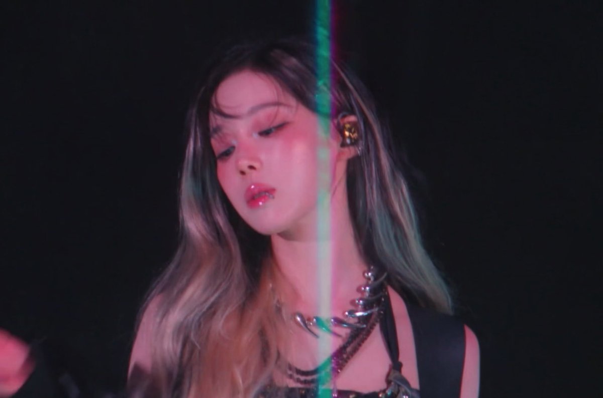 hourlykwinter's tweet image. WINTER