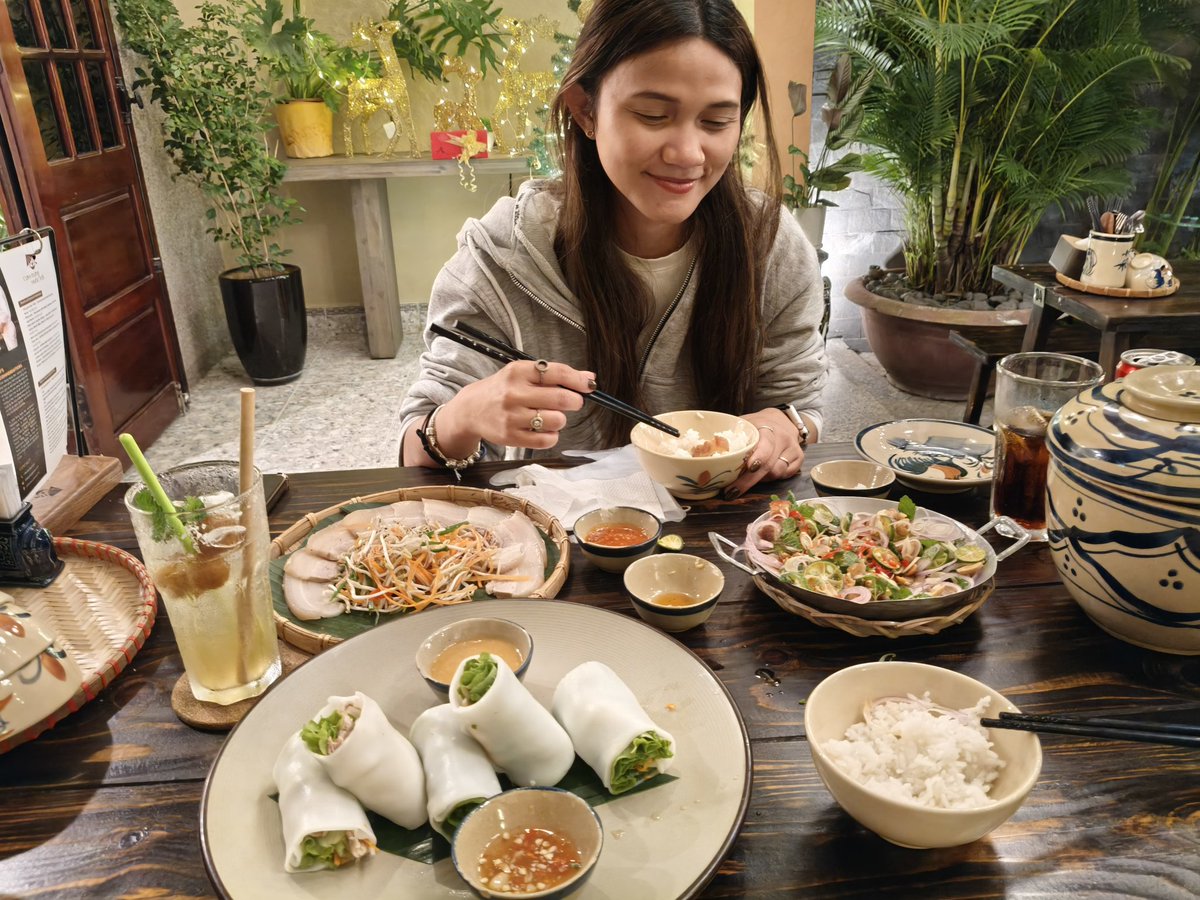 Je profite d'un moment de qualité bien mérité avec ma copine.
La cuisine vietnamienne est tellement bonne ! On se réga
