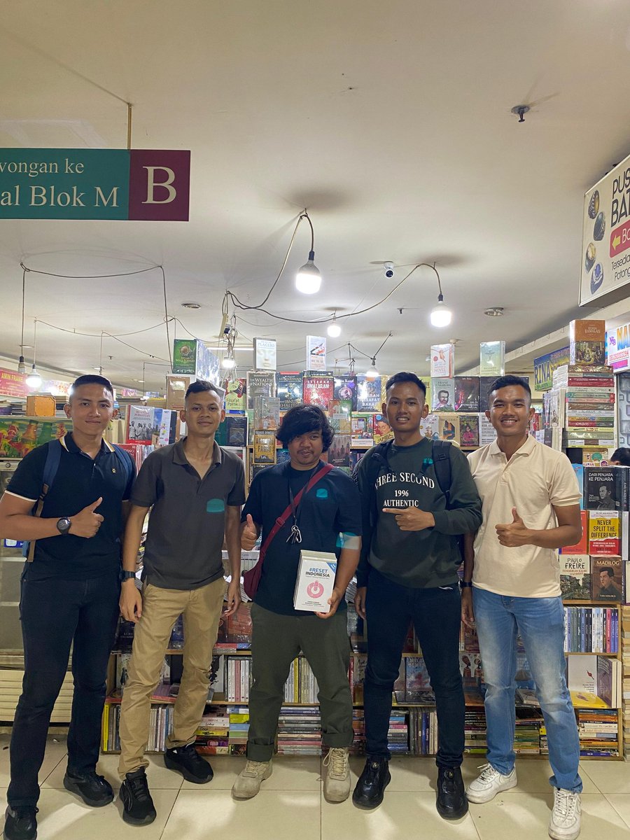 midiapasi's tweet photo. hunting buku kali ini dapat buku tan malaka dari penjara ke penjara padahal buku rindu dari tere kiye belum selese dibaca 😭 https://t.co/hv7vK3WGPh