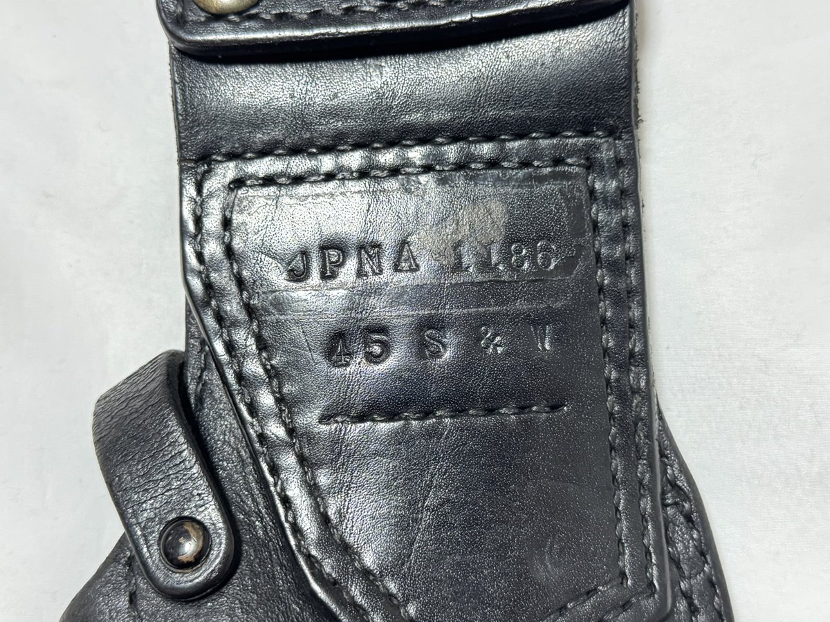 今日入手した牛殺し用ホルスター 他の個体よりやけに長い あと裏面の