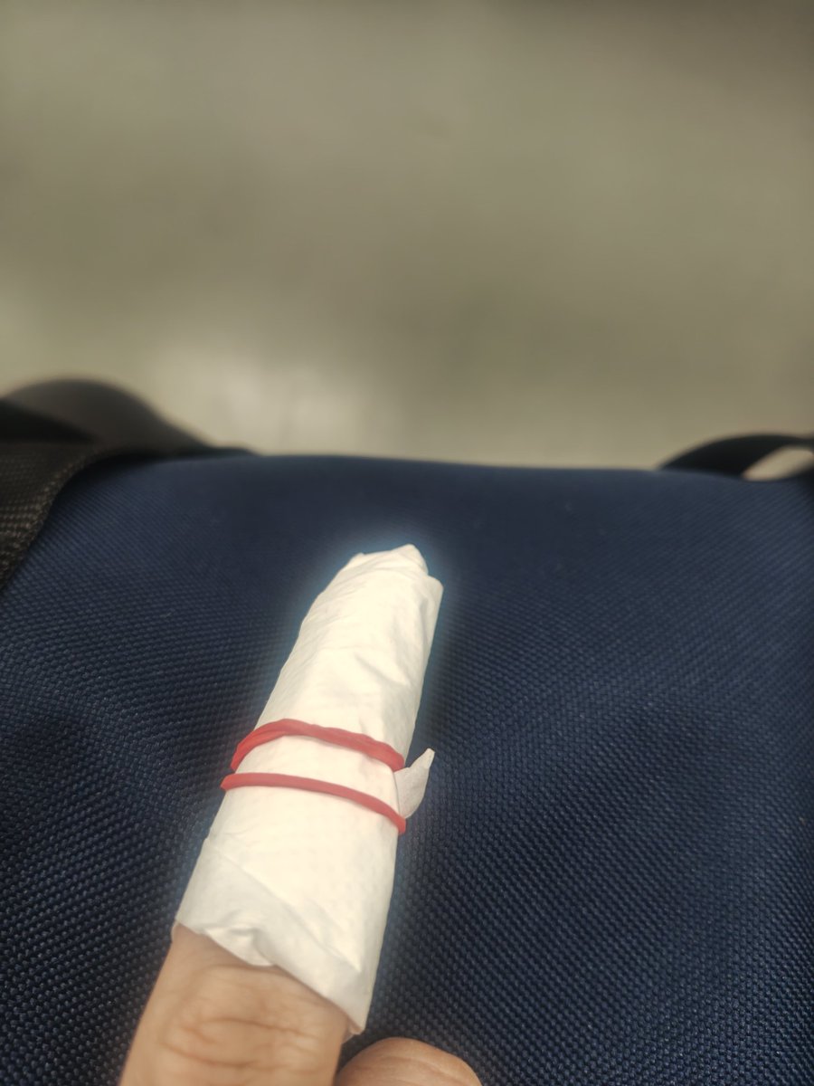 PerSdd's tweet image. まさか薬指の爪が割れるとは……

とりあえず処置したけど、これ変に目立つから芳しくないにゃ……