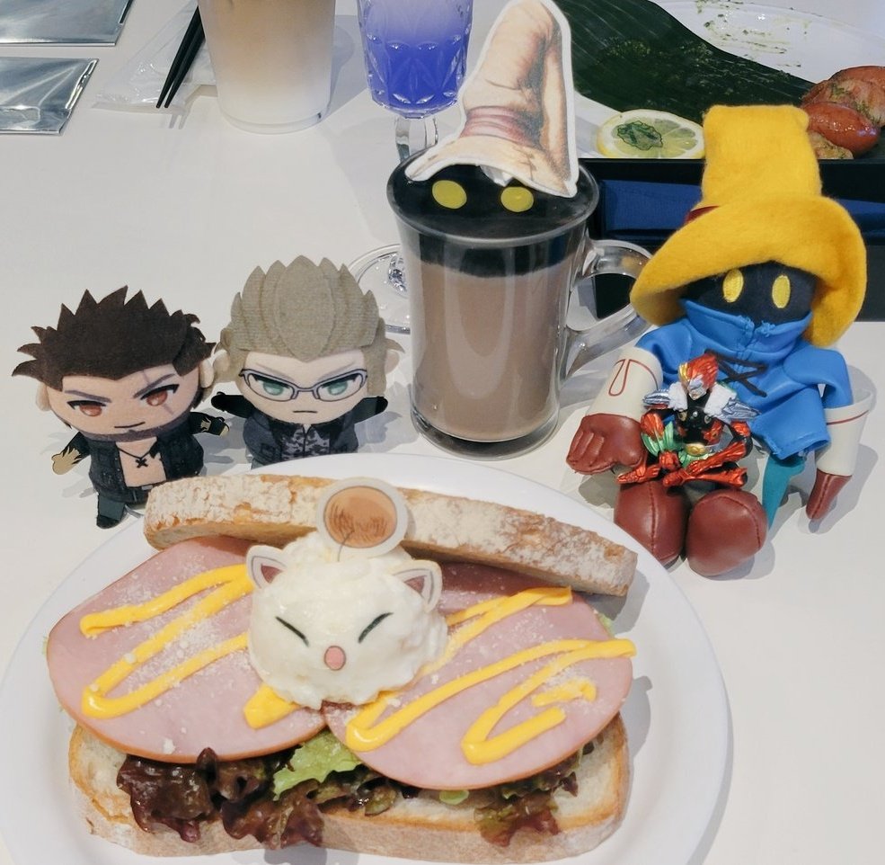 52strawberry55's tweet photo. 本日でいちおうラスト！今日はFF15の9周年なのでお祝いに🍴と👞のふたりも参加！ふたつのナンバリングを同時にお祝いできてよかった！楽しかったですおいしかったです！！！ https://t.co/CdUyVDcBlH