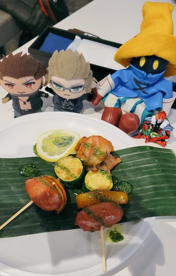 52strawberry55's tweet photo. 本日でいちおうラスト！今日はFF15の9周年なのでお祝いに🍴と👞のふたりも参加！ふたつのナンバリングを同時にお祝いできてよかった！楽しかったですおいしかったです！！！ https://t.co/CdUyVDcBlH