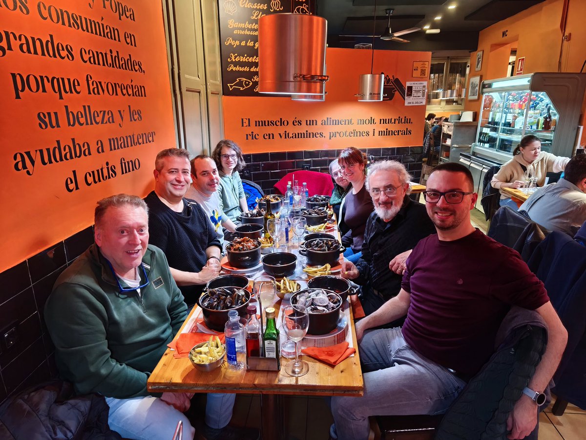 Final de curs i sopar de ‘Monstres’ a l’Escola d’Escriptura amb <a href="/DavidlozanoG/">David Lozano Garbala</a> d’escriptor convidat (va ser on line: gracias, David, por el nivelazo 🙌). Faltava gent però van sobrar musclos 🤪🧟‍♀️

Ja oberta matrícula per al curs de ‘Com crear villanos’: campusdescriptura.com/inline/CA/curs…