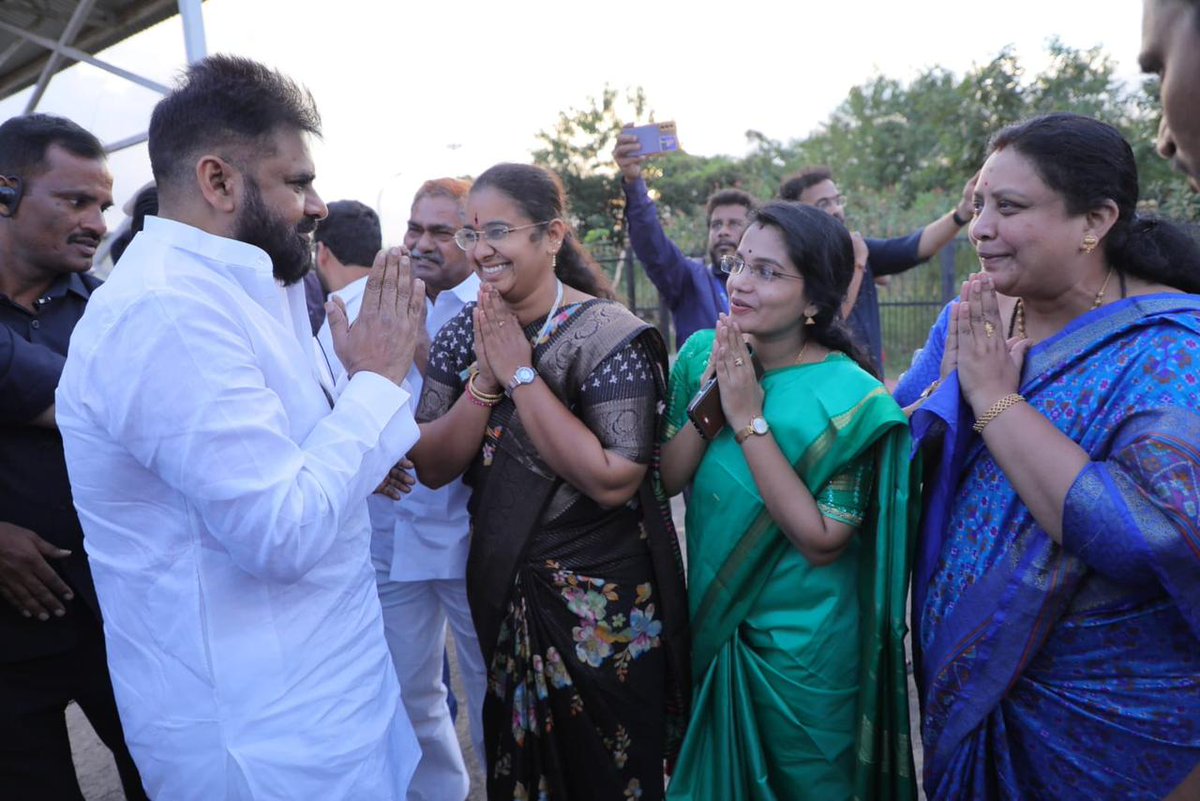 JanaSenaParty's tweet image. నావల్ డే సన్నాహక కార్యక్రమాల్లో పాల్గొనేందుకు విశాఖపట్నం చేరుకున్న రాష్ట్ర ఉప ముఖ్యమంత్రి శ్రీ @PawanKalyan గారికి ఘన స్వాగతం పలికిన నేవీ అధికారులు, ప్రజా ప్రతినిధులు, జనసేన పార్టీ నేతలు, శ్రేణులు