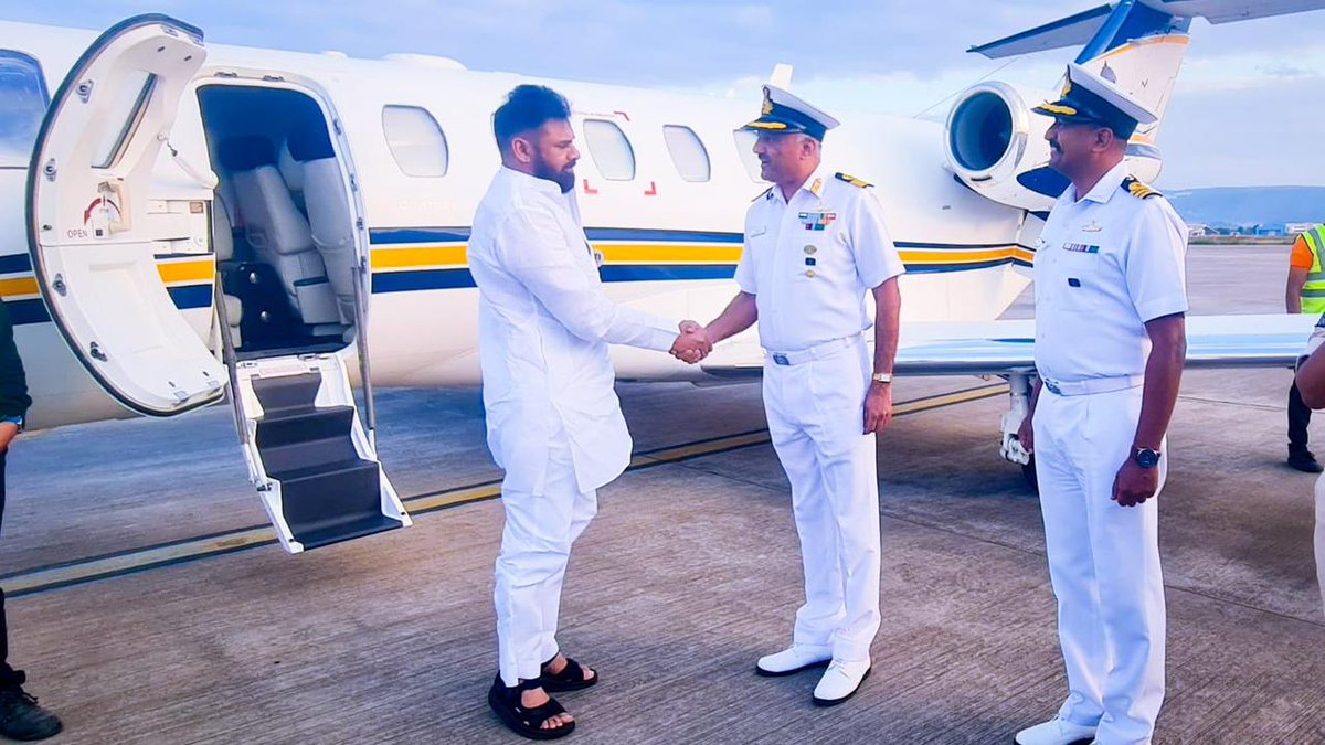 JanaSenaParty's tweet image. నావల్ డే సన్నాహక కార్యక్రమాల్లో పాల్గొనేందుకు విశాఖపట్నం చేరుకున్న రాష్ట్ర ఉప ముఖ్యమంత్రి శ్రీ @PawanKalyan గారికి ఘన స్వాగతం పలికిన నేవీ అధికారులు, ప్రజా ప్రతినిధులు, జనసేన పార్టీ నేతలు, శ్రేణులు