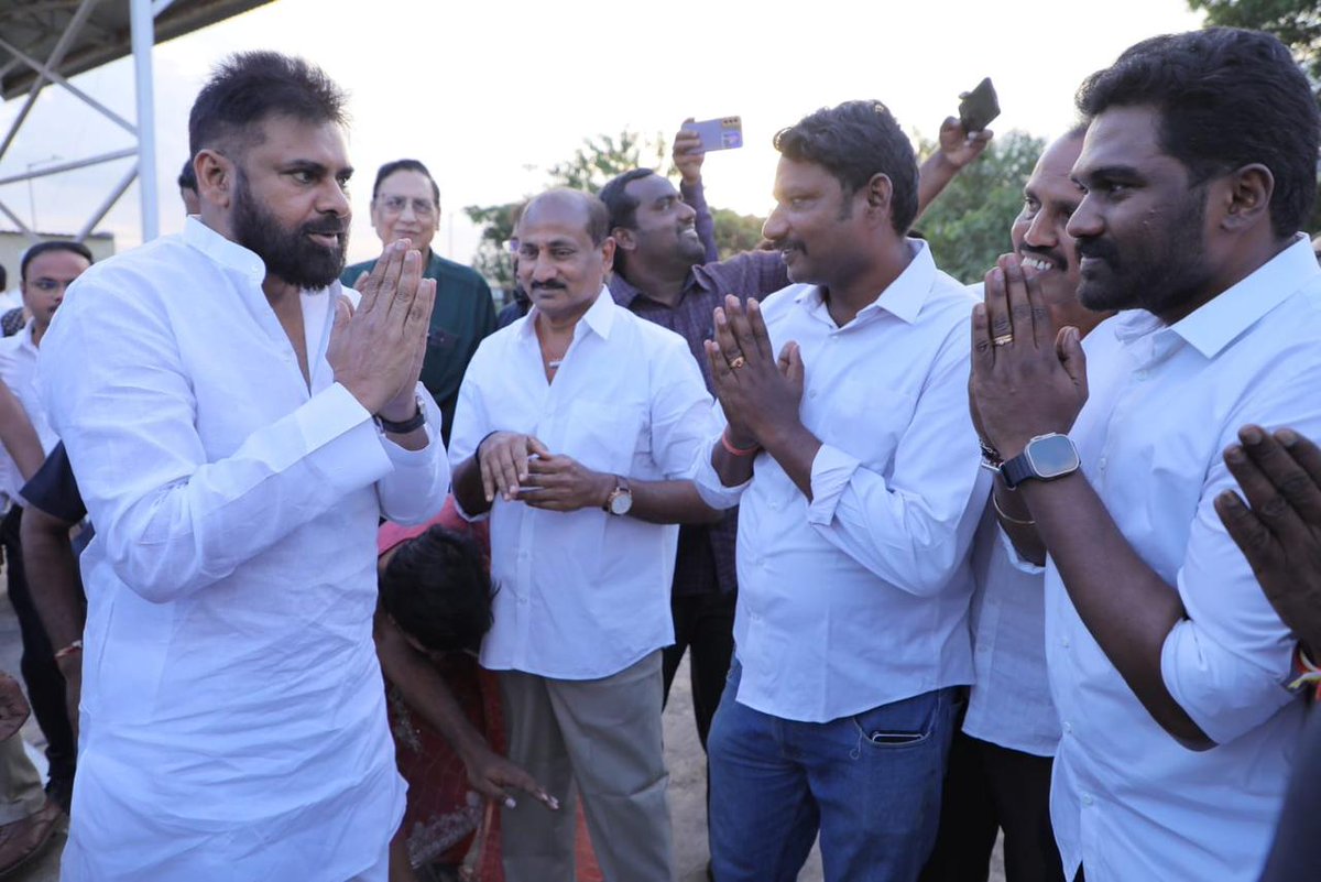 JanaSenaParty's tweet image. నావల్ డే సన్నాహక కార్యక్రమాల్లో పాల్గొనేందుకు విశాఖపట్నం చేరుకున్న రాష్ట్ర ఉప ముఖ్యమంత్రి శ్రీ @PawanKalyan గారికి ఘన స్వాగతం పలికిన నేవీ అధికారులు, ప్రజా ప్రతినిధులు, జనసేన పార్టీ నేతలు, శ్రేణులు