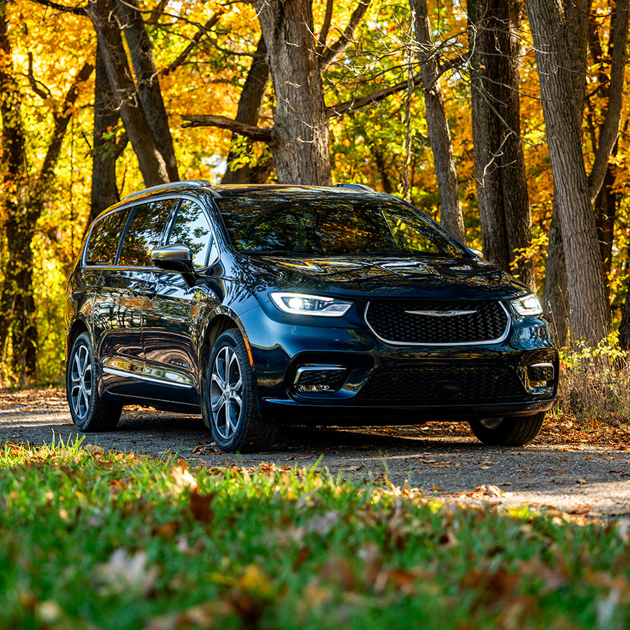 EdMartinCDJR's tweet photo. Hit the road in a Chrysler Pacifica and enjoy every mile of the season.

#ChryslerPacifica #PacificaLife #FamilyVan #FallDriving #FallAdventures #ChryslerFamily #RoadTripReady #PacificaSeason #DriveChrysler #EdMartinAutomotive https://t.co/aRC283IULo