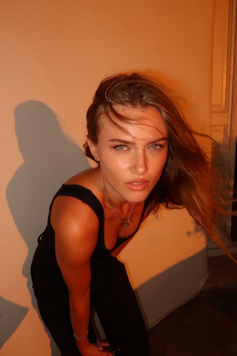 🎤 Xhovana è pronta a lasciare il segno con “Ego”, il suo brano finalista a Sanremo Giovani 2025!
📽️ Guarda il video di Ego →youtu.be/YexHIkVu_8I?si…
Social
instagram.com/xhovvvana
tiktok.com/@xhovvvana
spotify.link/4fgpRaVZRXb
youtube.com/@xhovanaoffici…