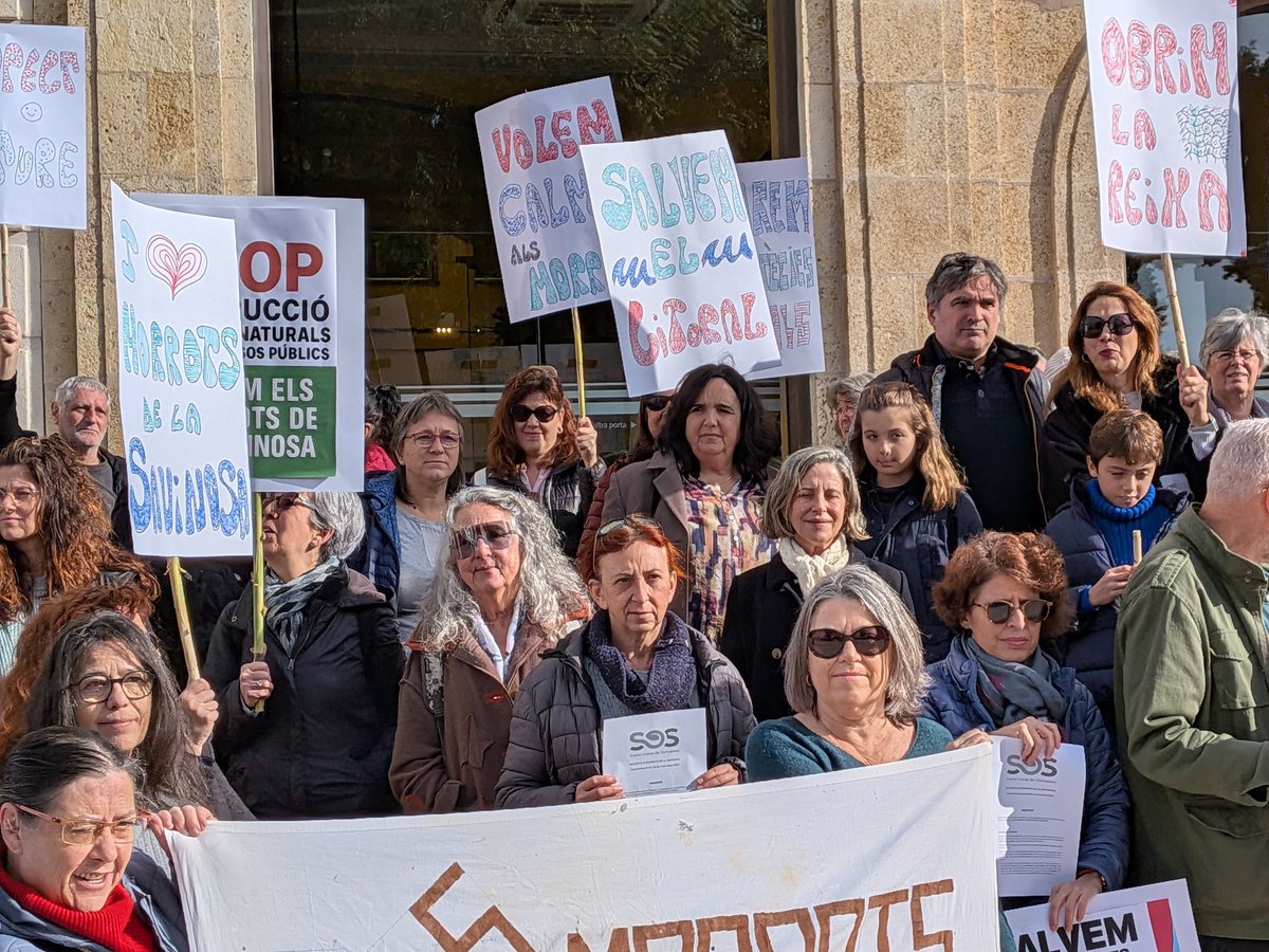 ❇️ Un cop més ens hem manifestat al costat de les entitats per defensar la preservació natural dels morrots de la Savinosa. 🪧 Ara tot depèn del Ministeri. 
‼️ Volem un camí de ronda ben integrat paisatgísticament, no un passeig.