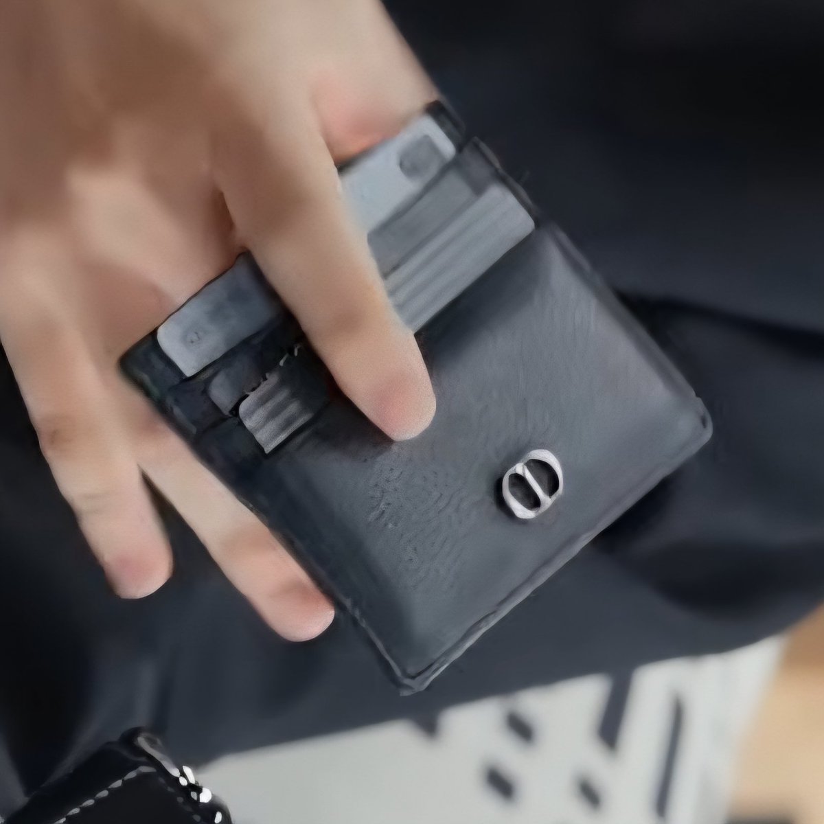 pjmnology's tweet image. jimin owns the Hyundai &quot;The Black Card 3,&quot; which is one of the top four most expensive black cards to exist and is exclusive to the top 0.05% earners in the country.

the basic requirements by the owner is to spend at least $8,347 per month with a minimum of $8,347,175 in assets