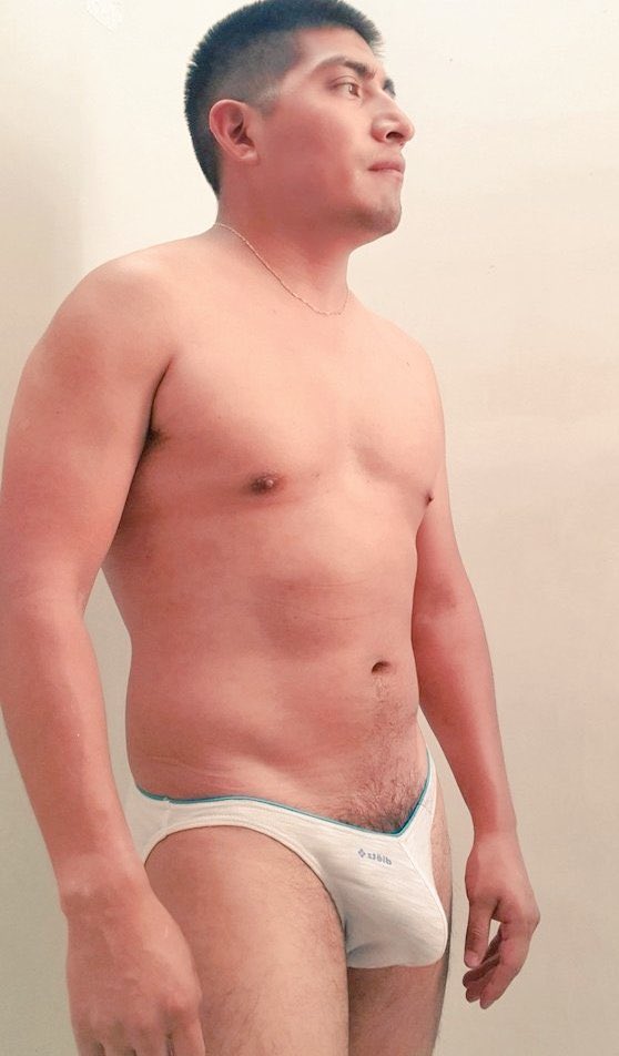 menundiespotter's tweet photo. 🔥 Aquí nos encanta la actitud de los hombres como @JavierRoldn12 que usan #trusa y la presumen con esa confianza que desarma miradas con su #bulto 🥵🩲🤤
Si tú eres trusero, dale RT y deja tu foto en trusa 📸
#TrusaLover #MachosConEstilo #BriefAddict #TrusaVibes https://t.co/4nQW3SKd4F
