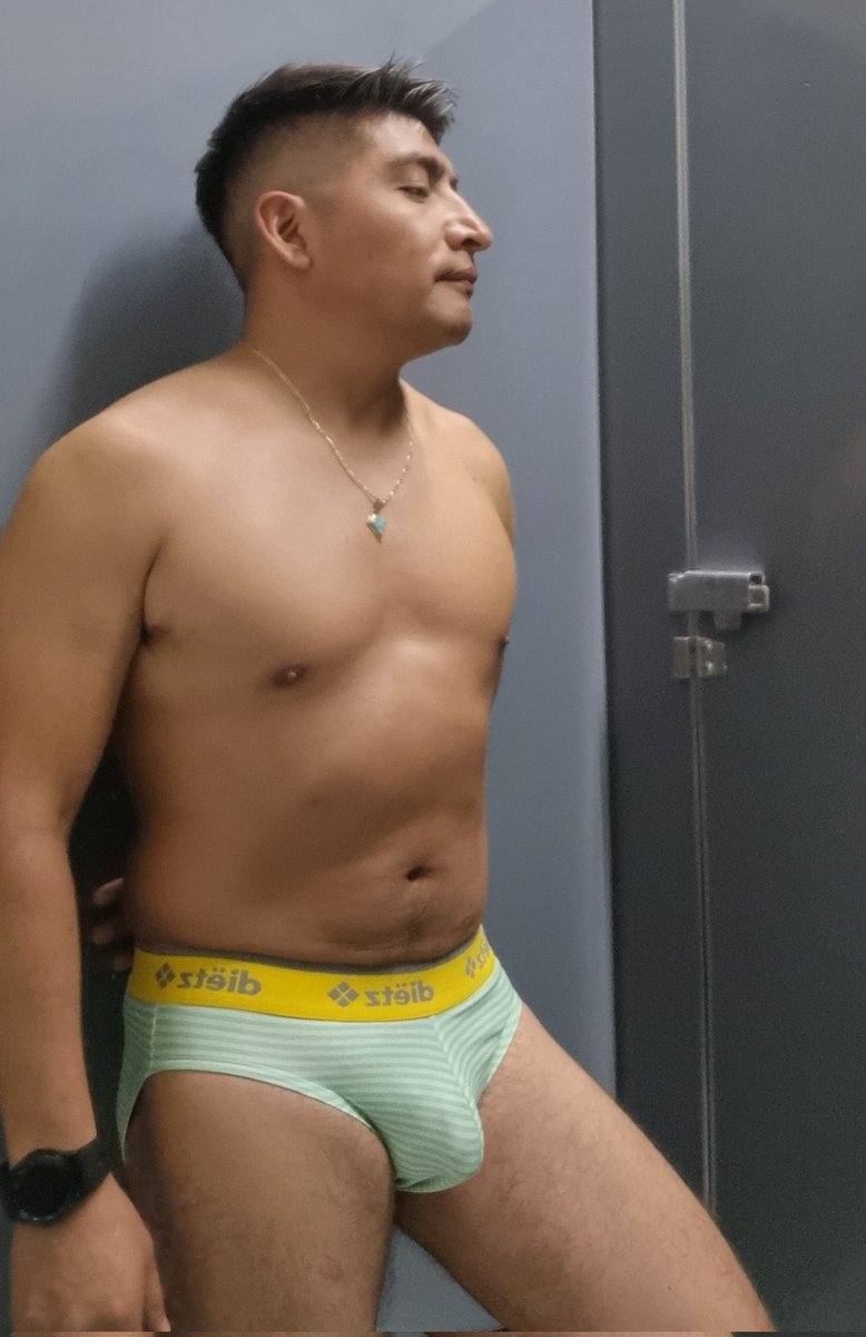 menundiespotter's tweet photo. 🔥 Aquí nos encanta la actitud de los hombres como @JavierRoldn12 que usan #trusa y la presumen con esa confianza que desarma miradas con su #bulto 🥵🩲🤤
Si tú eres trusero, dale RT y deja tu foto en trusa 📸
#TrusaLover #MachosConEstilo #BriefAddict #TrusaVibes https://t.co/4nQW3SKd4F