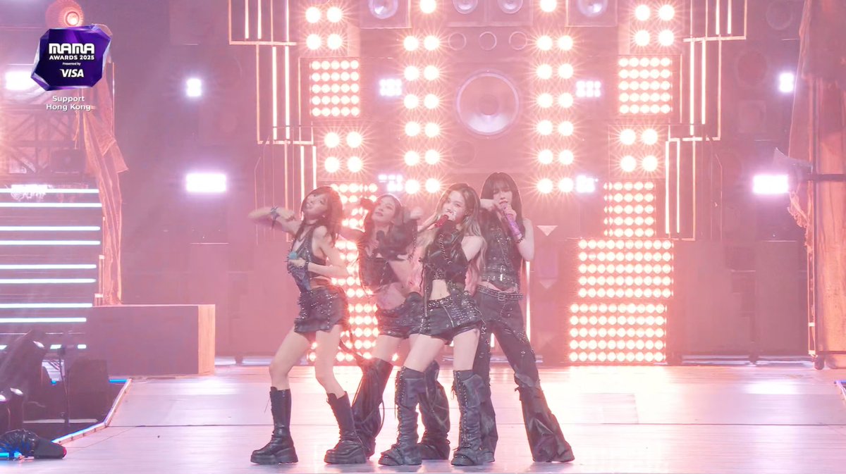 inquirerdotnet's tweet image. MOM, THEY ALREADY HAVE EVERYTHING 💸

LOOK: Aespa set the 2025 MAMA Awards stage ablaze with a performance of ‘Rich Man,’ on Saturday, November 29. | 🎥: MNet Plus

READ RELATED STORY: inqnews.net/MAMAAwards2025