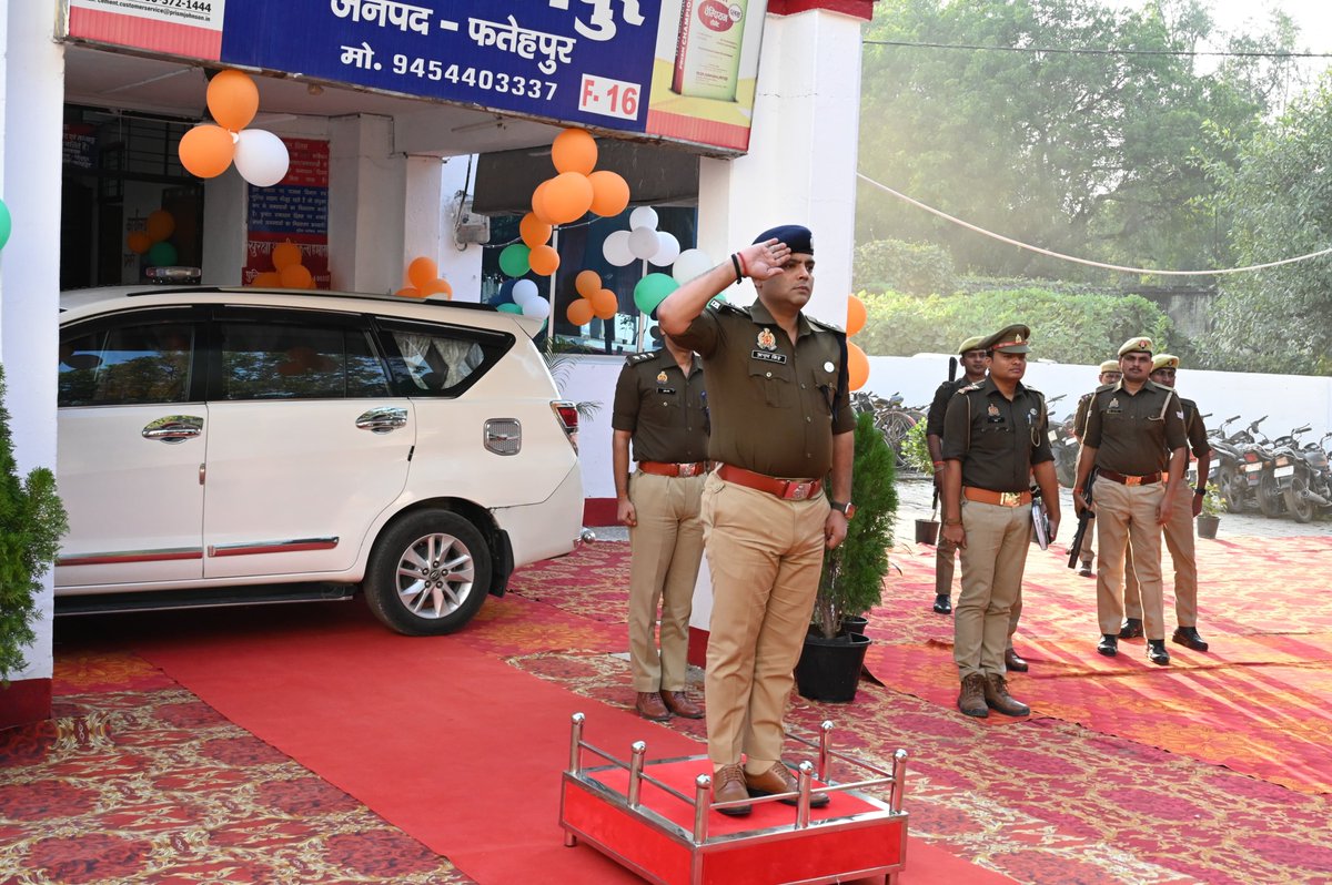 fatehpurpolice's tweet image. वार्षिक निरीक्षण थाना चांदपुर

       आज दिनांक 29.11.2025 को #spfhr द्वारा थाना चांदपुर का वार्षिक निरीक्षण किया गया; गार्ड द्वारा सलामी के बाद महोदय ने थाना परिसर में बैरक, मेस, शौचालय आदि का भ्रमण कर प्रभारी निरीक्षक को साफ‑सफाई के संबंध में आवश्यक दिशा‑निर्देश दिए। तत्प्श्चात…