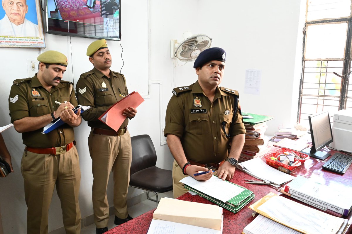 fatehpurpolice's tweet image. वार्षिक निरीक्षण थाना चांदपुर

       आज दिनांक 29.11.2025 को #spfhr द्वारा थाना चांदपुर का वार्षिक निरीक्षण किया गया; गार्ड द्वारा सलामी के बाद महोदय ने थाना परिसर में बैरक, मेस, शौचालय आदि का भ्रमण कर प्रभारी निरीक्षक को साफ‑सफाई के संबंध में आवश्यक दिशा‑निर्देश दिए। तत्प्श्चात…