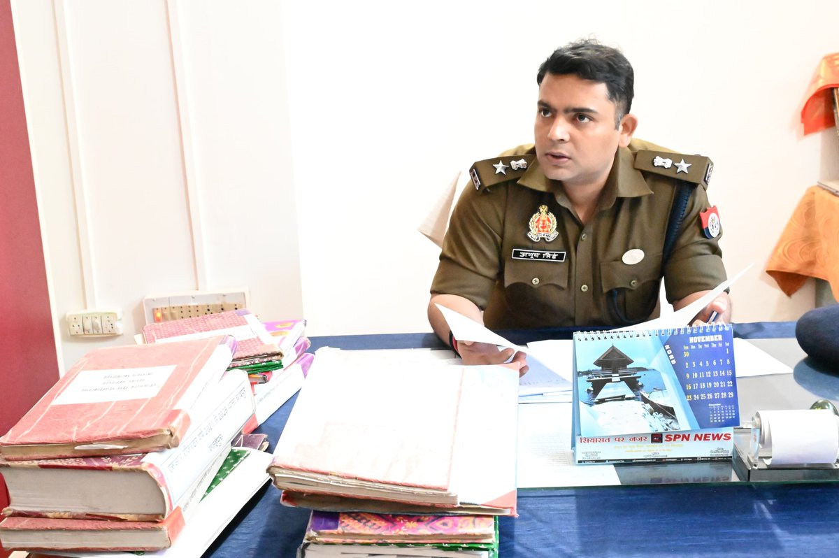 fatehpurpolice's tweet image. वार्षिक निरीक्षण थाना चांदपुर

       आज दिनांक 29.11.2025 को #spfhr द्वारा थाना चांदपुर का वार्षिक निरीक्षण किया गया; गार्ड द्वारा सलामी के बाद महोदय ने थाना परिसर में बैरक, मेस, शौचालय आदि का भ्रमण कर प्रभारी निरीक्षक को साफ‑सफाई के संबंध में आवश्यक दिशा‑निर्देश दिए। तत्प्श्चात…