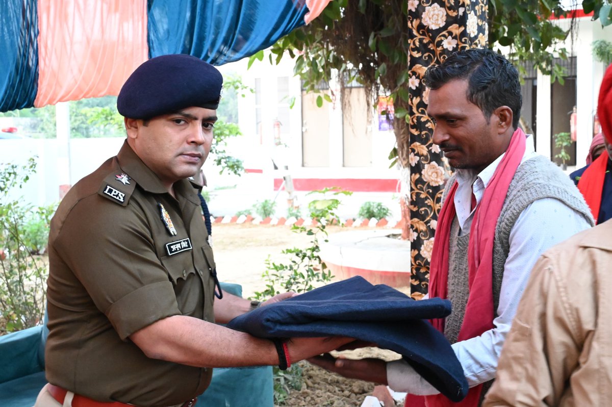 fatehpurpolice's tweet image. वार्षिक निरीक्षण थाना चांदपुर

       आज दिनांक 29.11.2025 को #spfhr द्वारा थाना चांदपुर का वार्षिक निरीक्षण किया गया; गार्ड द्वारा सलामी के बाद महोदय ने थाना परिसर में बैरक, मेस, शौचालय आदि का भ्रमण कर प्रभारी निरीक्षक को साफ‑सफाई के संबंध में आवश्यक दिशा‑निर्देश दिए। तत्प्श्चात…