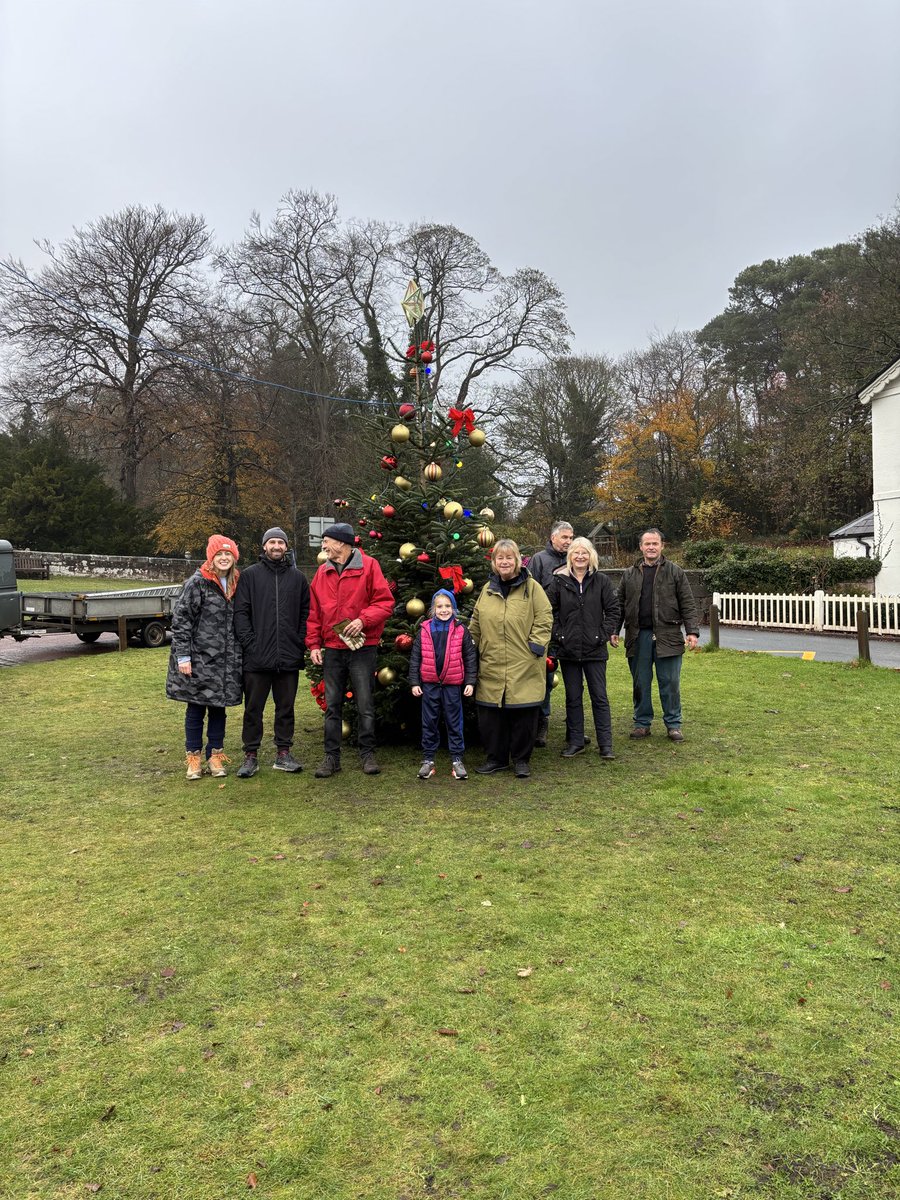 WhitegateVision's tweet image. The Whitegate elves have been out setting up the tree!  Thanks to our youngest helper.  Thank you to Whitegate Primary School for decorating this year’s star.

Doesn’t it look lovely!

We look forward to seeing you next Saturday evening at 5.15pm for our lights switch on.