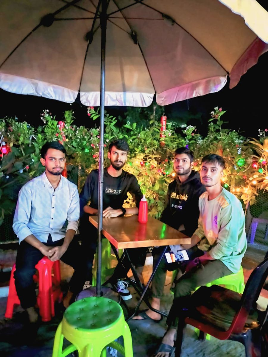 ব্যস্ততার মাঝেও পথচলা—নিজেকে খুঁজে নেওয়ার একটু চেষ্টা।