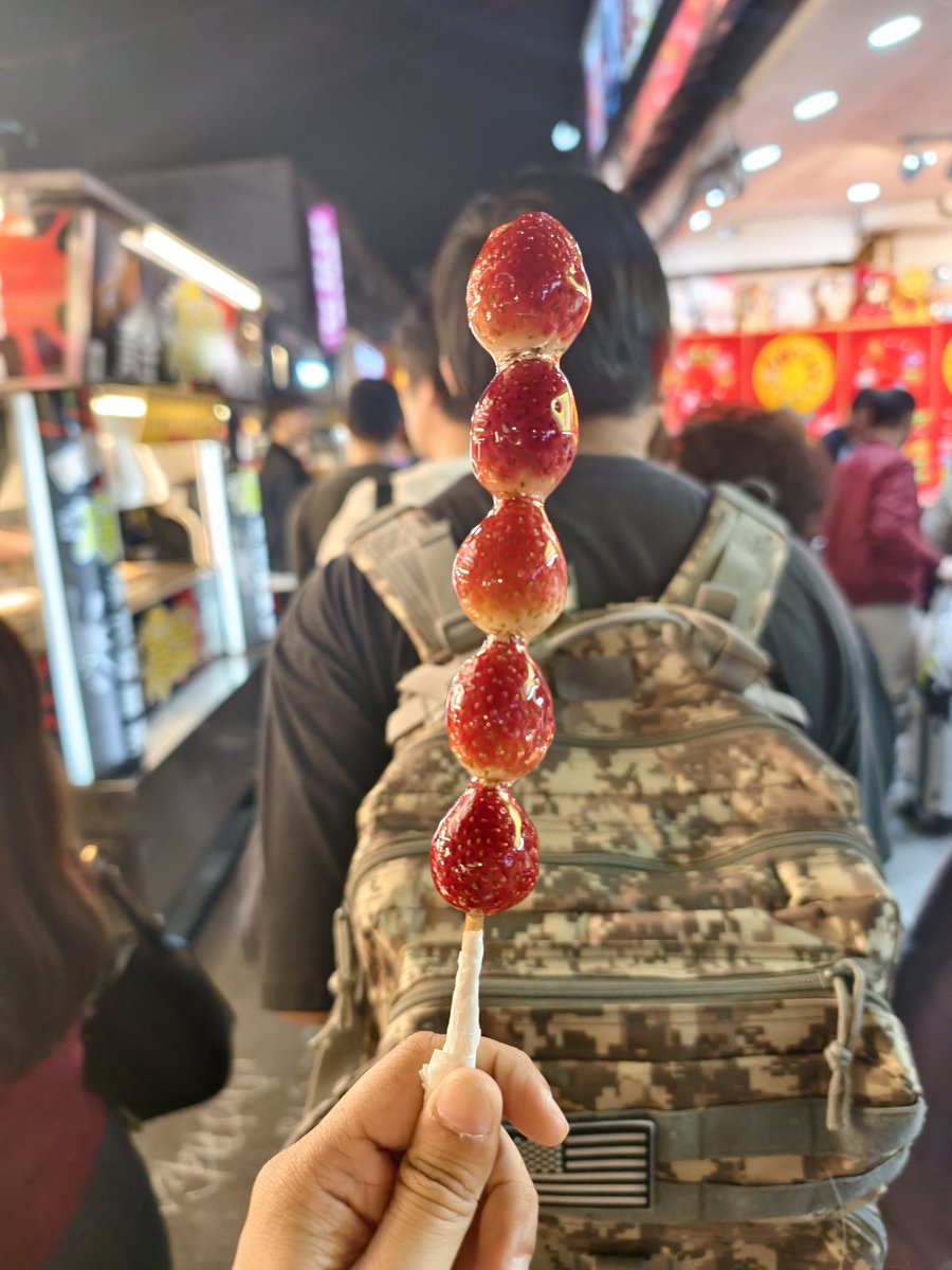ROSiiZ2's tweet photo. ชั้นได้กินแล้ว...ถังหูลู่สตอเบอร์รี่ในตำนาน ❤️
#rosenyan #taiwei #糖葫蘆 #ถังหูลู่ #ขนมหวาน https://t.co/cTyBvZIA6b