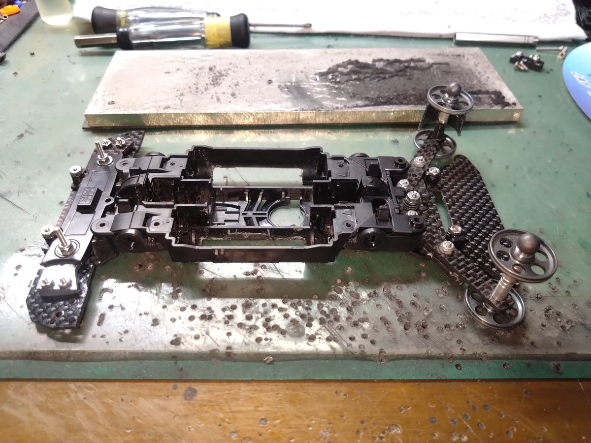 9999Technology's tweet image. 昼からの作業で、MS ダンプ用に、フロントAT+スラダン、リア1軸アンカーの土台を作ってました！
現リジットと2通り用意する事に！
久しぶりに長時間での土台作りすると、あぁ～腰痛い……！🤕