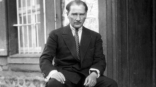 Artık kimse öyle hoca kıyafetli sahte alimlerin yalan dolanına ehemmiyet verecek değildir. Eğer onlara karşı benim şahsımdan bir şey anlamak isterseniz derim ki ben şahsen onların düşmanıyım. Onların olumsuz istikamette atacakları bir adım milletimin kalbine havale edilmiş