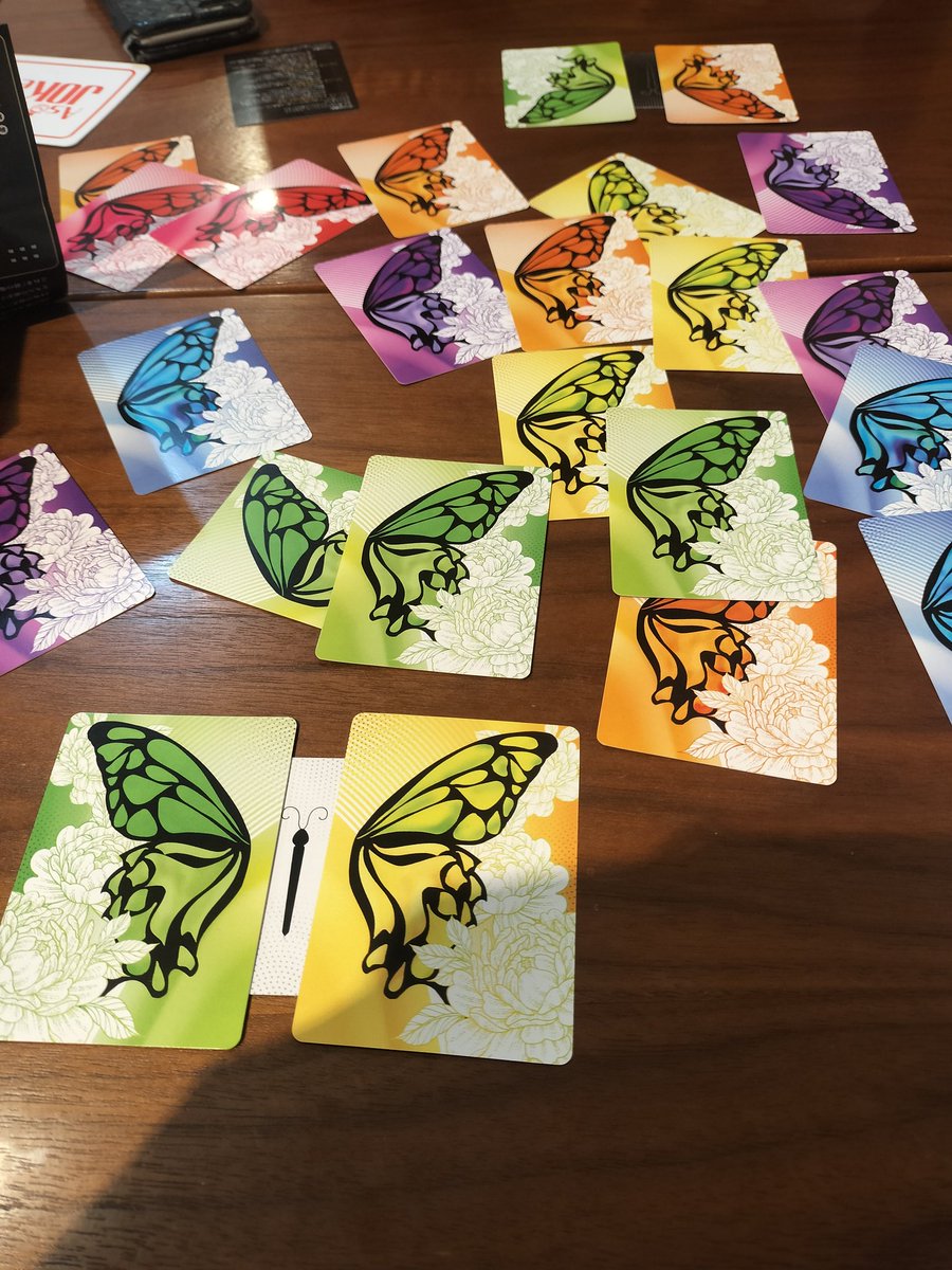 パロパロ
広げてて綺麗だなと思ったし、傍目から見ても目を引いて「これなんですか？」って言われた。
途中羽根の向きが偏ったりはしたもののそれでも全然遊べるし巻き返せるしで面白かった。神経衰弱的な思考能力が落ちていて自分の中では運だけで捲っていた。ちなみに負けた。