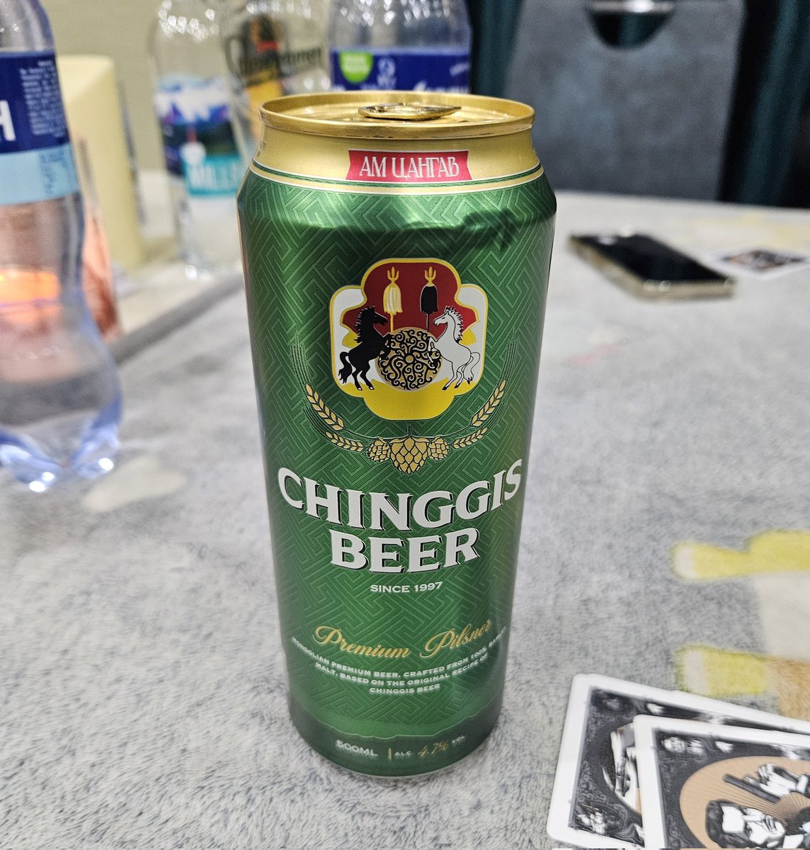 Үндэсний үйлдвэрлэл. Нэг нь УБ т   исгээд савлаад 2л нь 30К, нөгөөх нь адилхан орц найрлагаар Германд исгэж савлуулж тээвэрлэж борлуулах нь үнэ нь 2л нь 21000 (0.5 нь ₮5200 орчим)