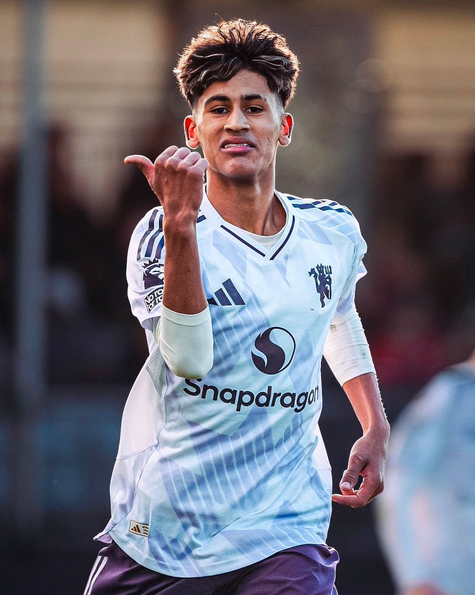 StretfordPaddck's tweet image. 🤩 What a 48 hours for JJ Gabriel! 

- Thursday: Pictured in first-team training 
- Saturday: Scores a hat-trick as United beat Liverpool 7-0 in the U18s

Just 15-years-old… this kid is special 🤯

#MUFC