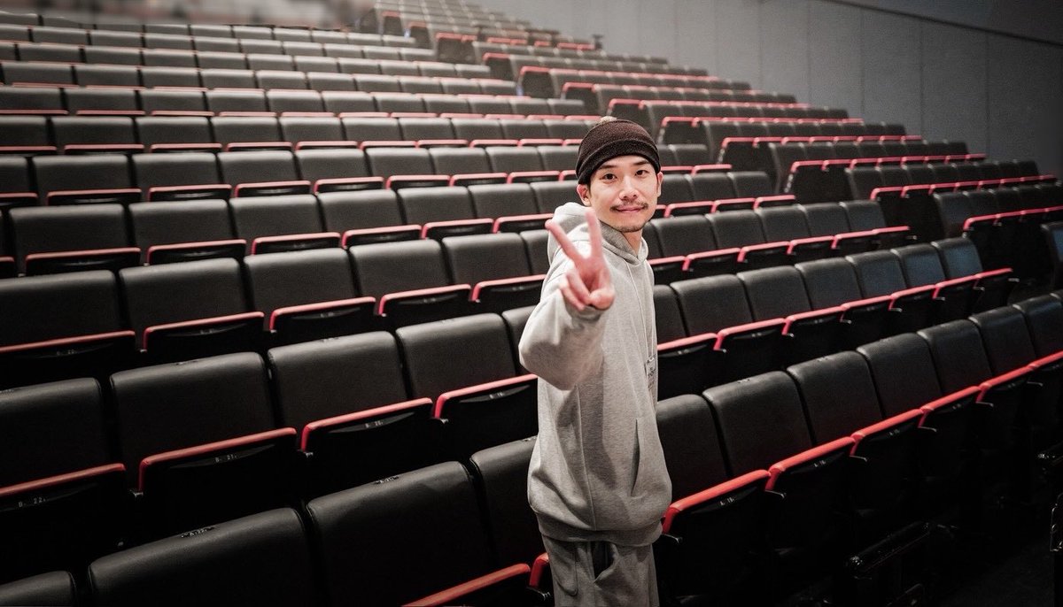 全力で走り
ボールを繋ぎ
汗をかき
感情をぶつけ
物語を届けているエゴイスト達。

裏では笑顔で、仲良く、そして気丈でいるみんなが、どうしようもなく愛おしいです。

EPISODE凪、明日が大千穐楽です。

応援してます。心から。

写真は信長が撮ってくれました📷

#ブルステ #エピ凪 #ステージング